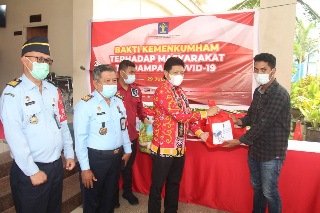 Peduli Masyarakat Terdampak Covid-19, Kemenkumham Salurkan 46.000 Paket 