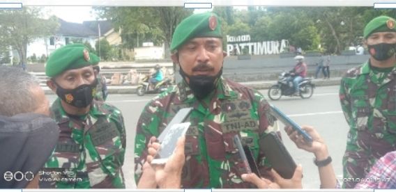 Personel Kodim 1504/Ambon-Polresta Ambon Bergandengan  Jaga Gereja