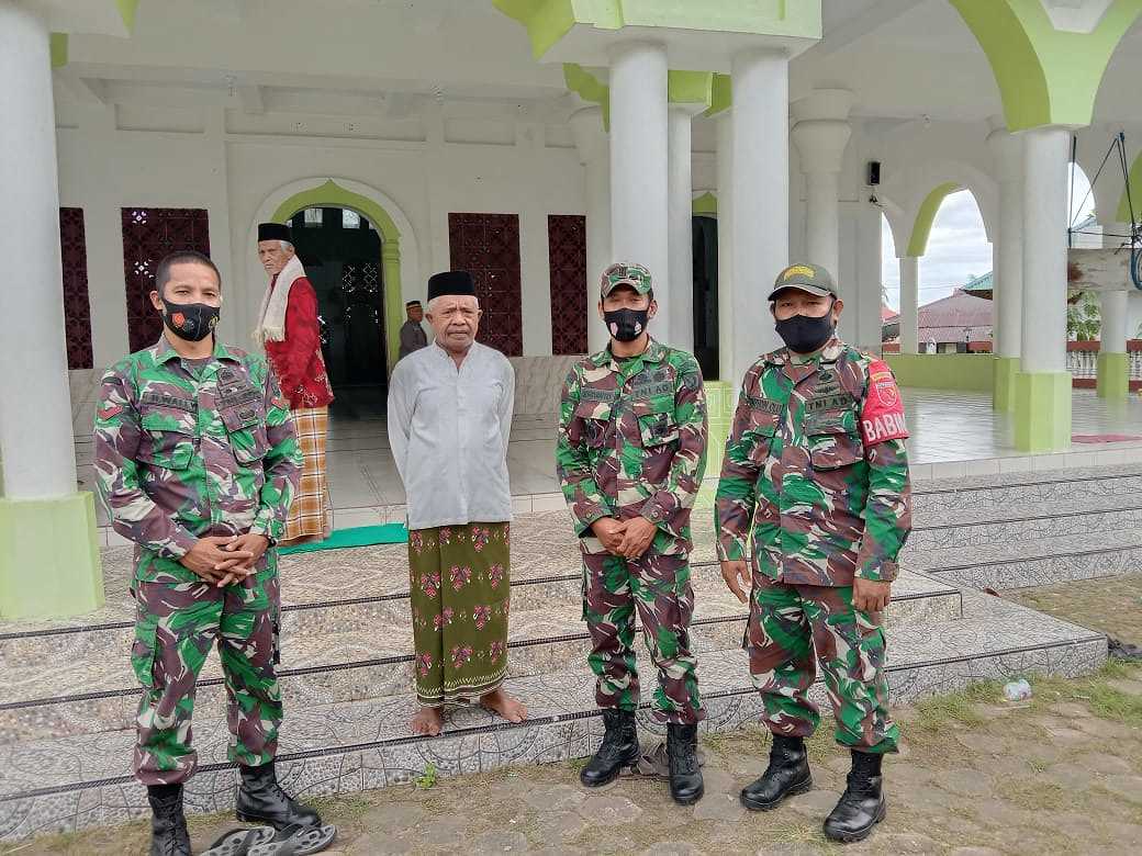 Kodim 1504/Ambon Berbagi Kasih Serahkan  Hewan Qurban di Desa Ureng