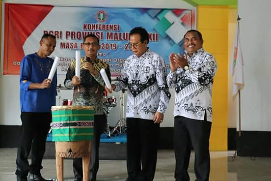 Buka Konfrensi PGRI Maluku Ke-XXII, Wagub Minta PGRI Berkontribusi Bagi Pembangunan Daerah