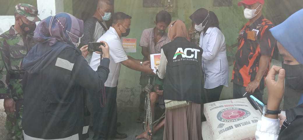 Kumham Peduli Kasih Serahkan 500 Paket Sembako  Bagi Warga Dampak Covid-19