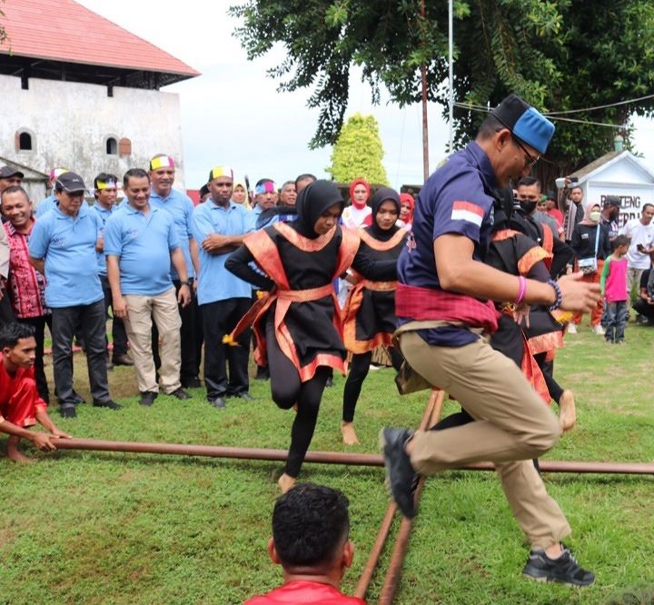 SANDIAGA UNO KUNJUNGI MALUKU DITERIMA PJS SEKDA SADLI IE DAN PJS KADIS PARIWISATA FANDY HASANUSSY