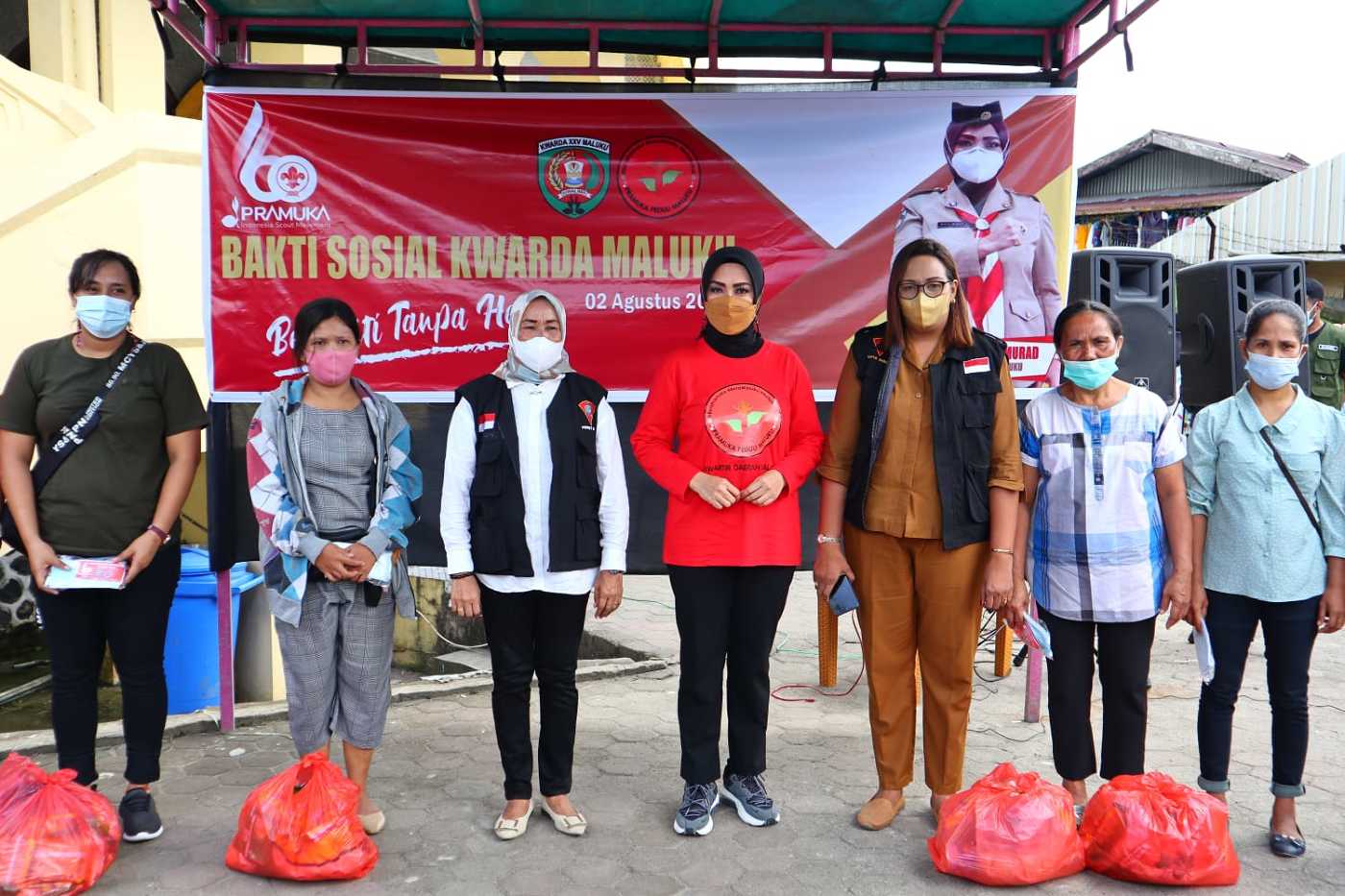 Ina Latu Bagi Tali Kasih 100 Sembako kepada Warga Kota Ambon