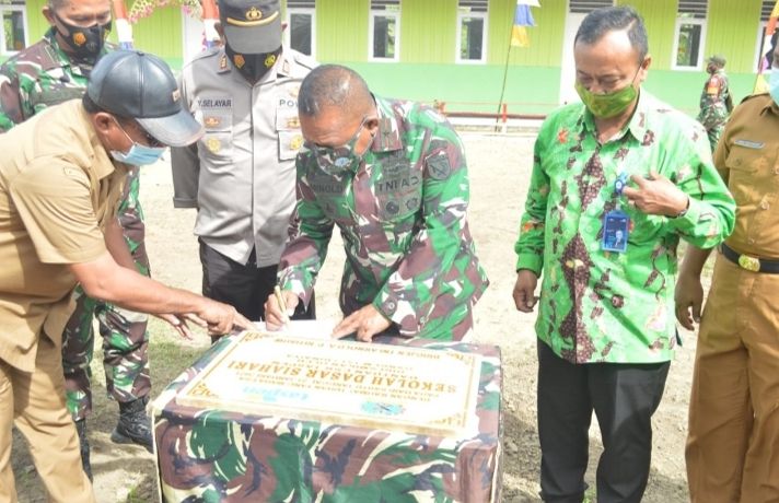 Brigjen TNI Ritiauw  Resmikan SD Merah Putih Negeri Siahari