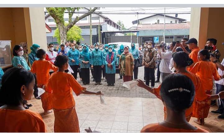 IBU TRI KARNAVIAN/WIDYA PRATIWI TEMUI RATUSAN SISWA DI SMA N 2,  TURUT BERI BANTUAN