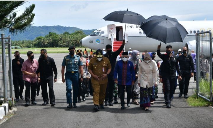 SEBELUM KUNKER KE PAPUA, WAPRES MA'RUF AMIN TRANSIT DI AMBON