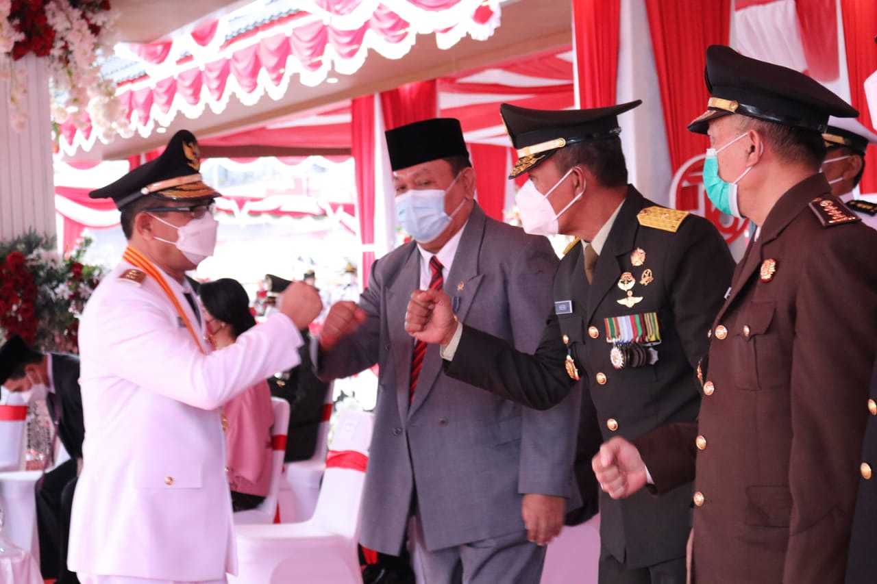 Wakil Gubernur Pimpin Penurunan Bendera HUT RI ke-76