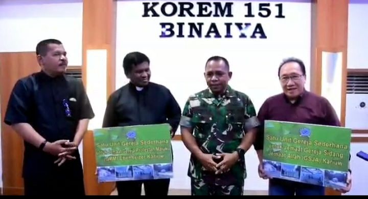 Danrem Serahkan dua Gedung Gereja Siap Pakai   Untuk Warga Kariu