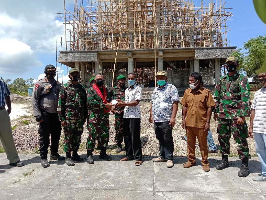 Danrem 151/Binaiya Serahkan Bantuan Pembangunan Gereja di Desa Ohoi Ur Pulau