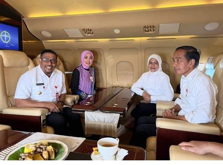 GUBERNUR DAN ISTERI DAMPINGI PRESIDEN DAN IBU NEGARA MENUJU AMBON GUNAKAN PESAWAT KEPRESIDENAN