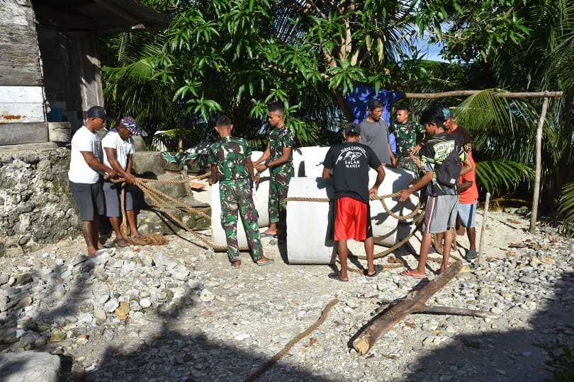 Gotong Royong TNI- Warga Aboru Bangun Talud