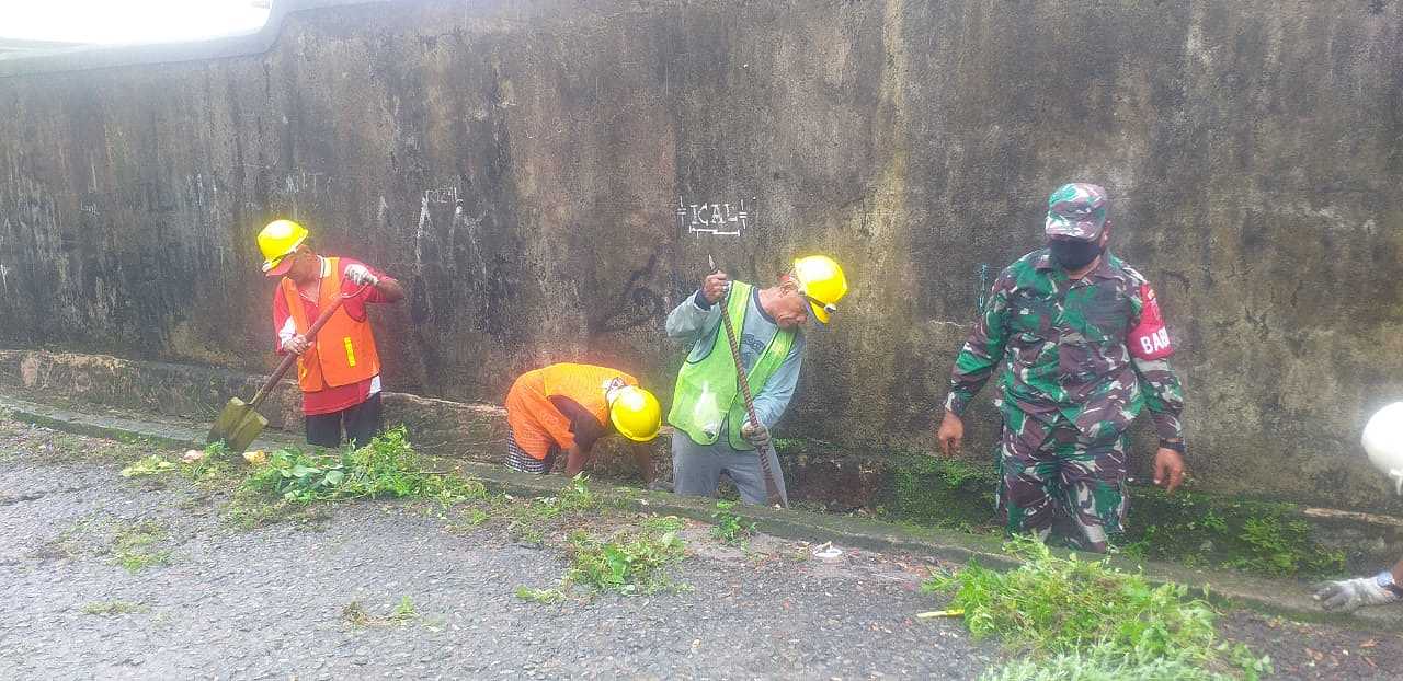 Babinsa Koramil 1504-01/Baguala Bersama Warga Gotong-royong Bersihkan Saluran Air