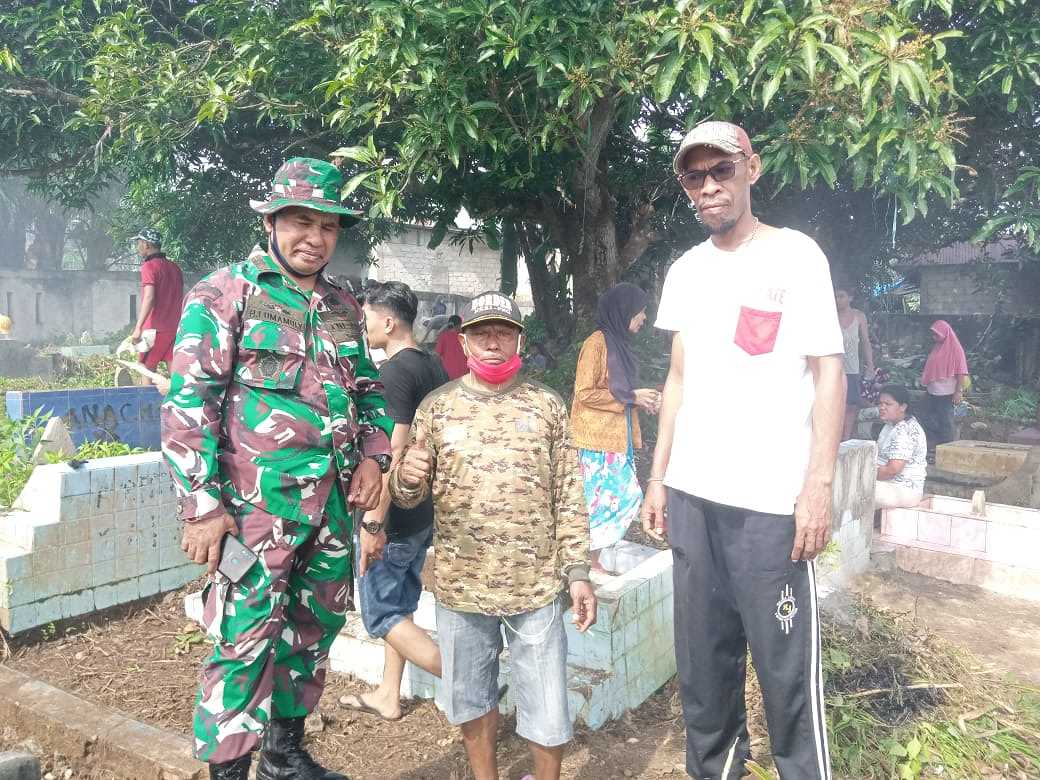 Jelang Ramadhan,  Koramil 1504-06/Nusaniwe- Masyarakat Bersihkan TPU Pohon Mangga