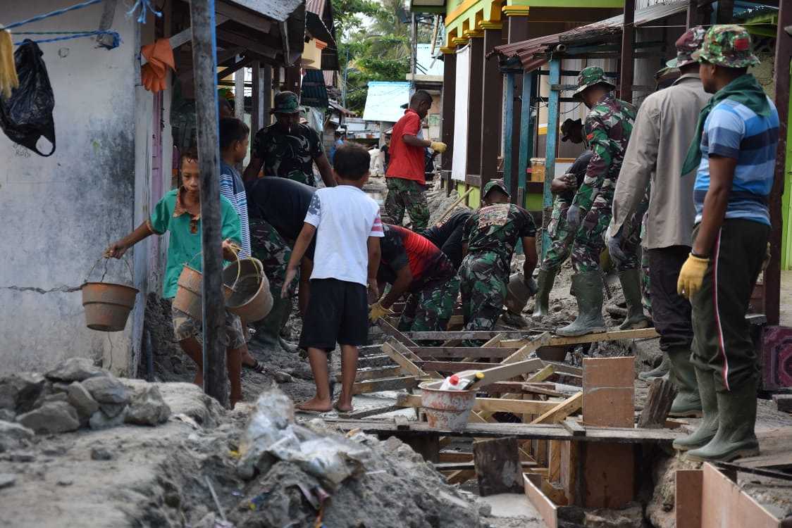 Warga-Anak-anak Semangat Bantu Satgas TMMD Bangun Pembangunan di Dobo 