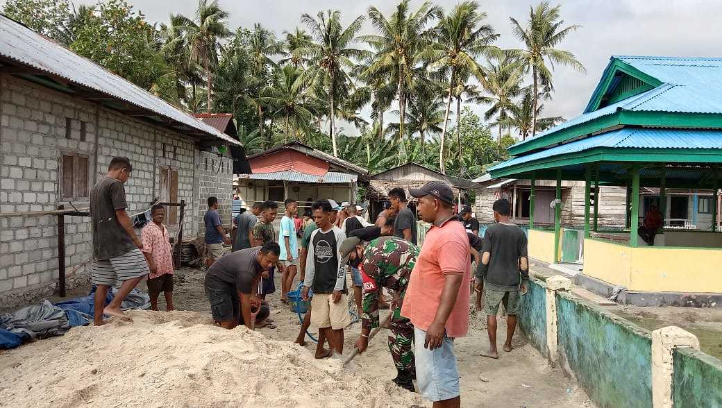 Babinsa Koramil 07/Haruku, Bantu Warga Bangun Pagar Masjid