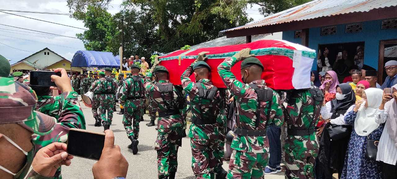 Kasdim 1504/Ambon Pimpin Pemakaman Anggota Yang Gugur di Papua