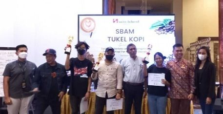 PEREMPUAN JUARA PERTAMA  LATTE ART BATLLE CIMPETITION DIGELAR SWISS-BELHOTEL