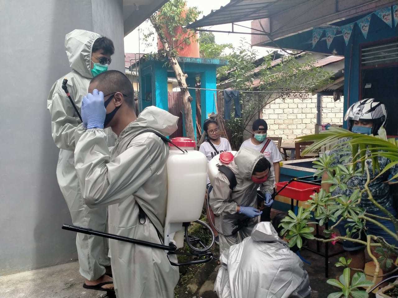 Kelurahan Uritetu Kerjasama AMPGM Semprot Cairan Disinfektan dirumah Warga Pulugangsa