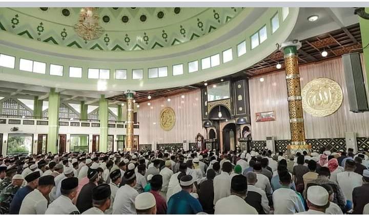 Gubernur Bersama  Keluarga Shalat IA Bersama Masyarakat Kabupaten Buru Di Masjid Raya Al-Buruuj