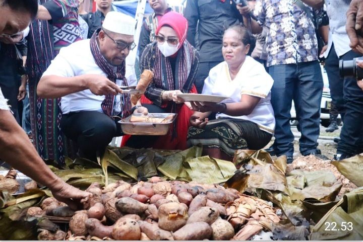 MASYARAJAT/TUA ADAT OLILIT MAKAN PATITA BERSAMA  GUBERNUR/ISTRI DIDAMPINGI PJ BUPATI