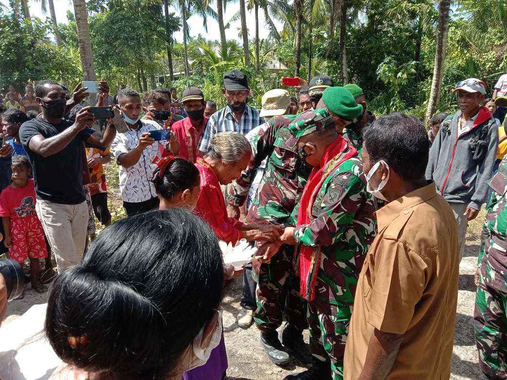 Danrem 151/Binaiya Di Sambut Acara Adat Desa Ohoi Ur Pulau