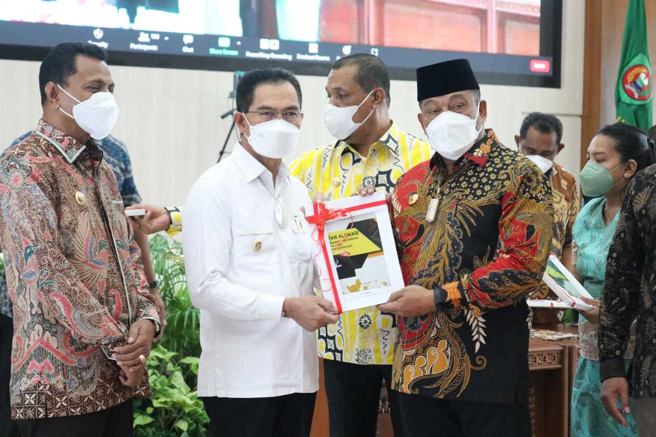 DIPA dan TKDD Tahun 2022 Diserahkan Gubernur untuk 11 Kabupaten/Kota