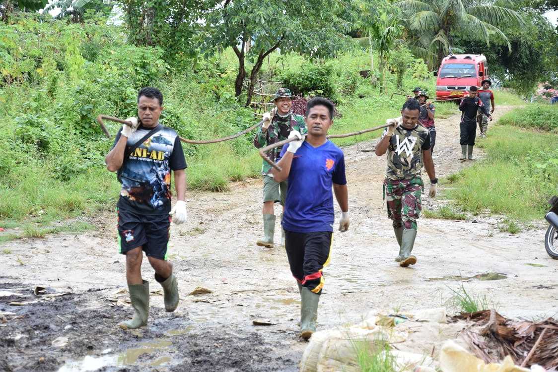 Kondisi Jalan Licin-Berlumpur, Satgas TMMD Jalan Kaki Angkut Material