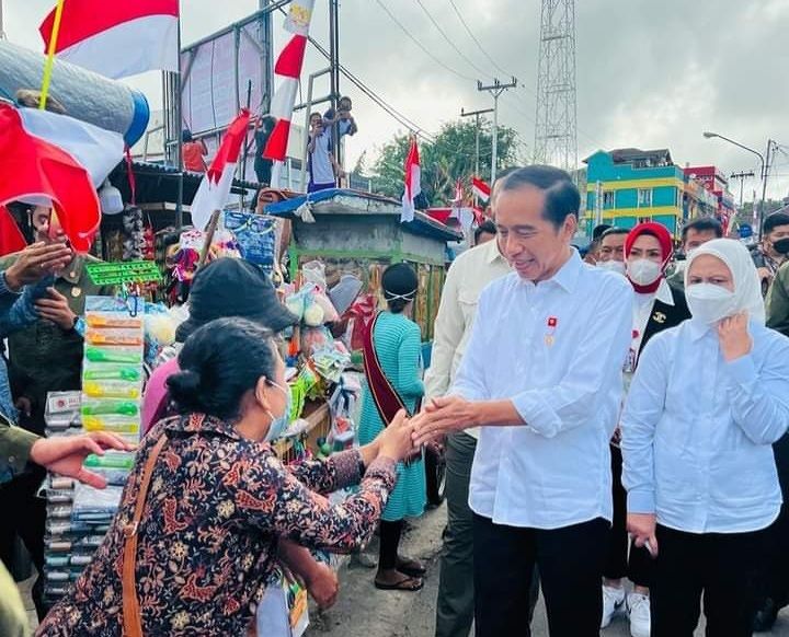 Presiden didampingi Gubernur Beri Bantuan Ke Pedagang  Dan Tinjau Proyek Optimalisasi SPAM Wey Momolin