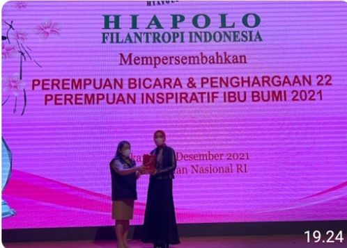 Ina Latu Maluku  Terima Anugerah Perempuan Inspiratif 2021