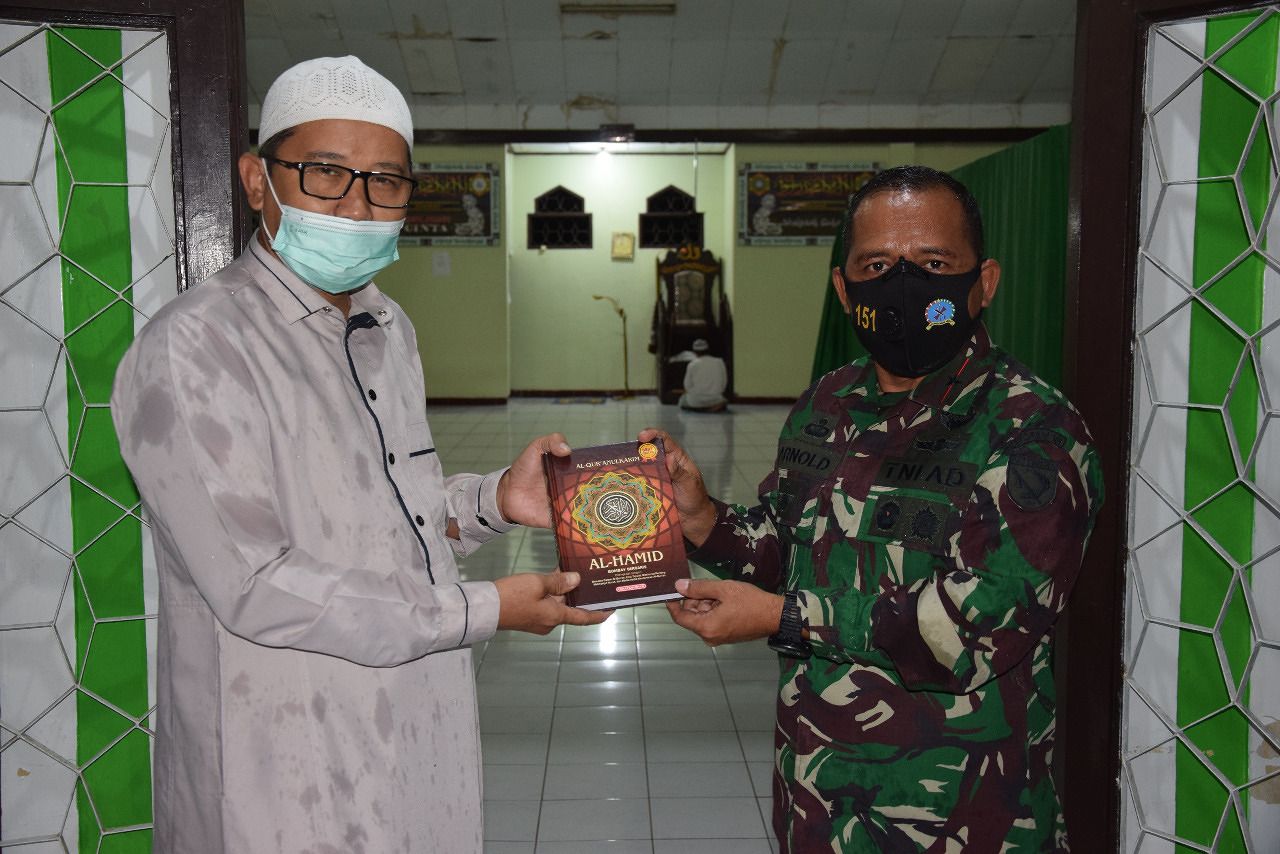 Danrem serahkan Hewan Qurban dan  Al-Qur'an untuk  kota Ambon dan Pulau Seram