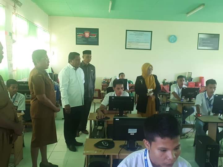 Ketua DPRD Kunjungi 178 Siswa UNBK di SMK Negeri 2 Ambon