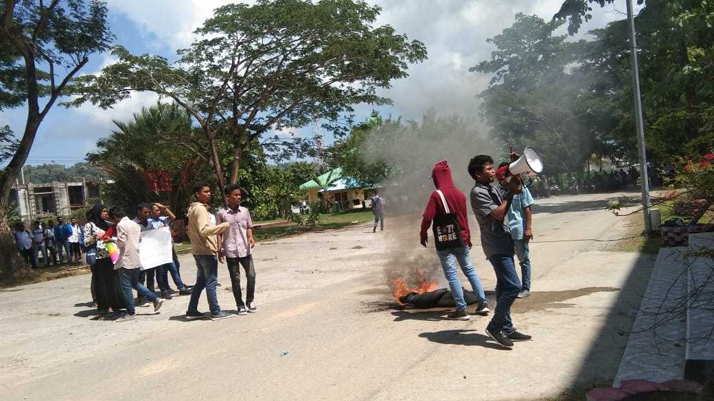 Perkuliahan Tak Efektif, Puluhan Mahasiswa Fakultas Hukum Unpatti Ambon Unjuk Rasa