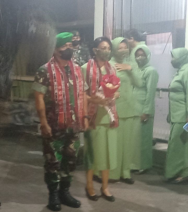 LAGU GANDONG  MENGIRINGI BRIGJEN TNI RITIAUW/ ISTRI  TINGGALKAN KOREM 151/BINAIYA