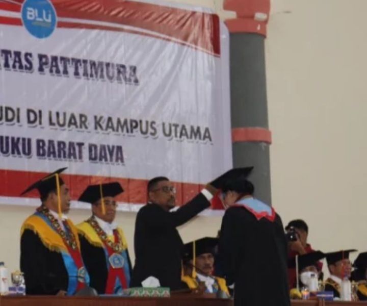 GUBERNUR TURUT PASANG TANDA PENYAMATAN SARJANA BAGI   1.295 WISUDAWAN 