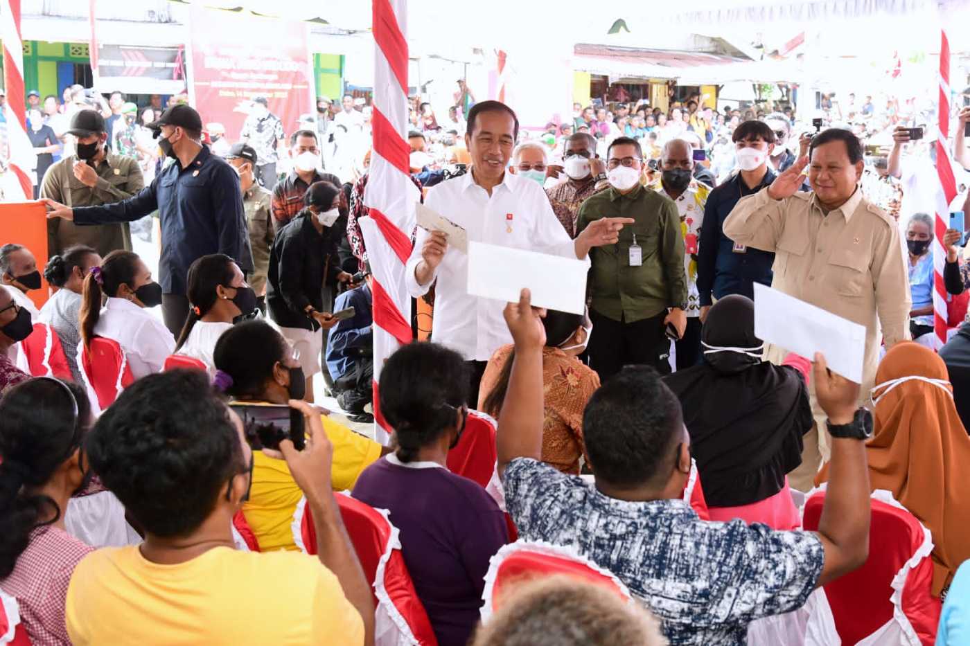 Presiden Jokowi Tinjau Penyerahan Bantuan Sosial di Kantor Pos Kepulauan Aru