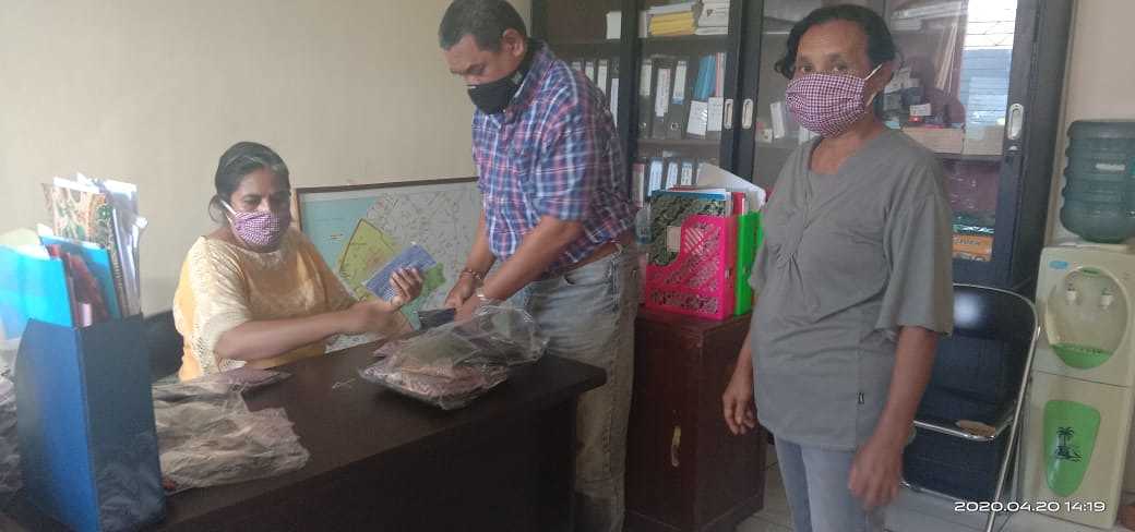 Pemkot Bagi Masker dan Sembakau Bagi Warga Kota Ambon 