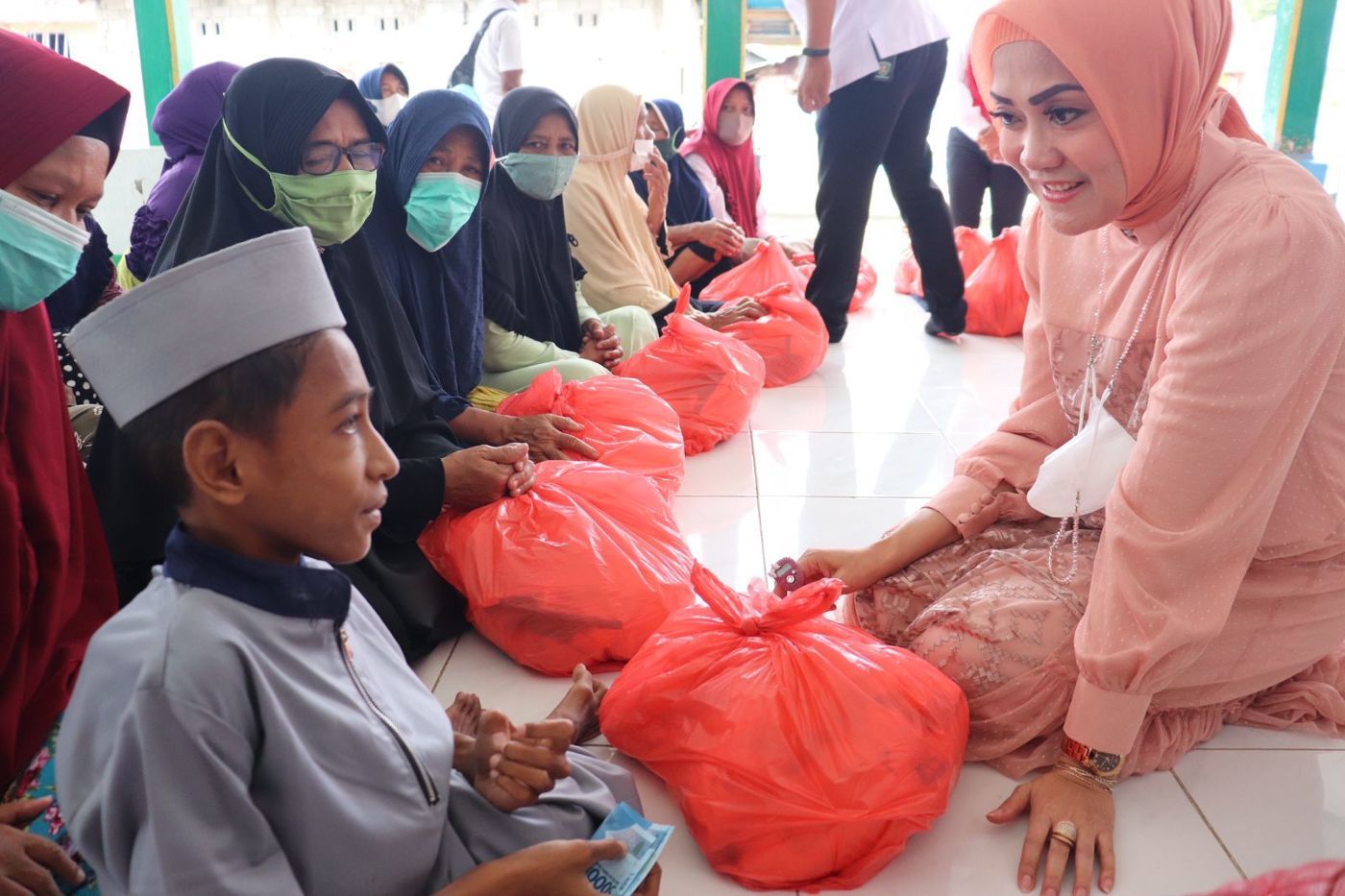 Silaturahmi Ke Jasirah Leihitu, Widya MI Kembali Bagikan 491 Paket Sembako Bagi Para Janda dan Penghulu Masjid 