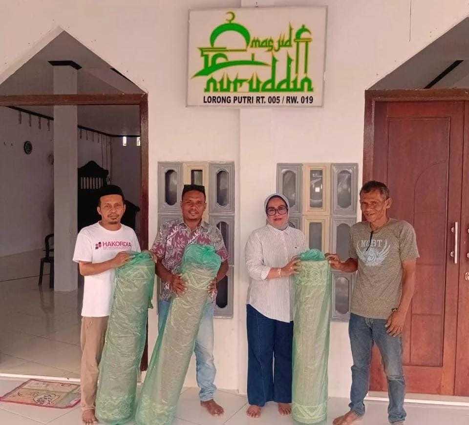  Nita Bin Umar Serahkan Bantuan Karpet Untuk Masjid Nuruddin