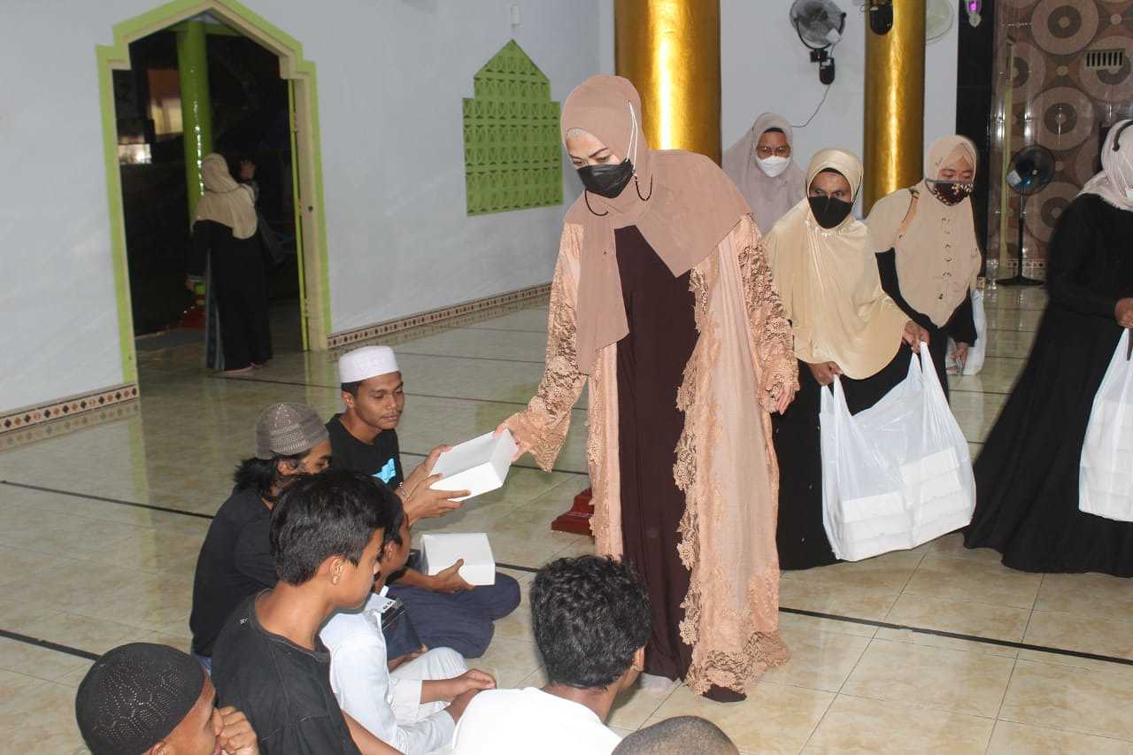 Turun Ke Dua Lokasi, Ketua MT Nur Asiah Widya MI Berbagi Makanan Sahur Bersama Warga