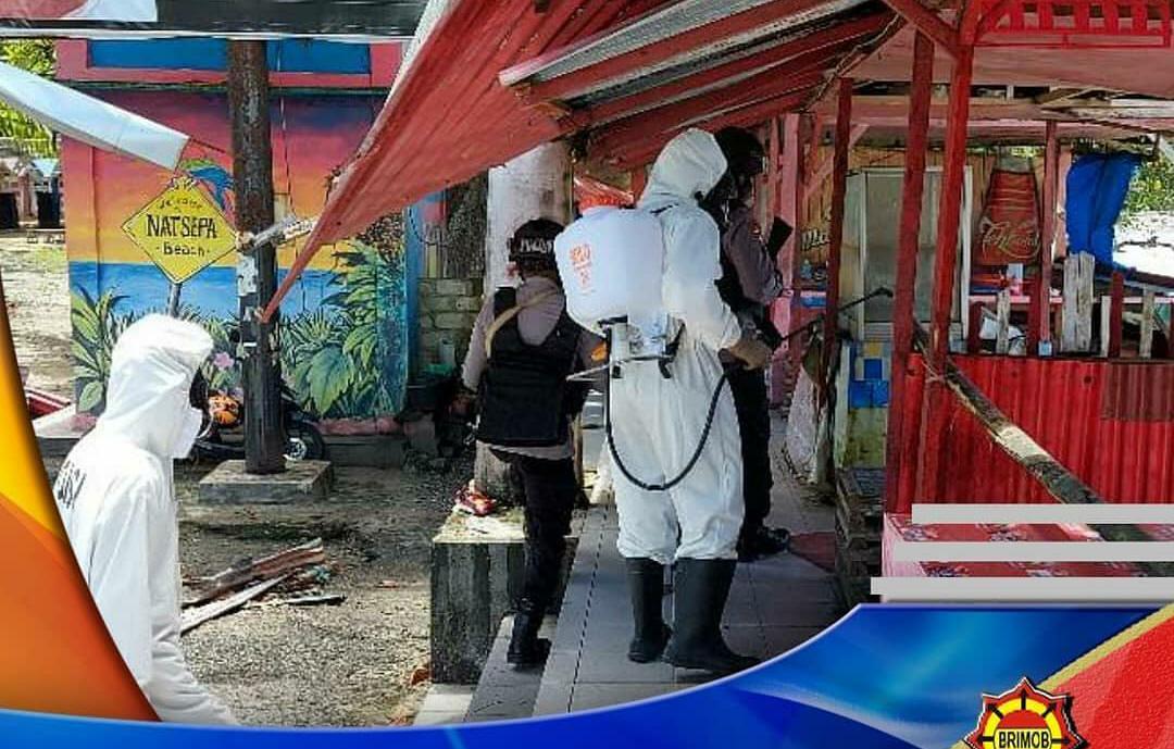 Semprot Disinfektan Hingga Edukasi Protkes Terus Dilakukan Personil Kompi 4 Yon A Pelopor di Ambon