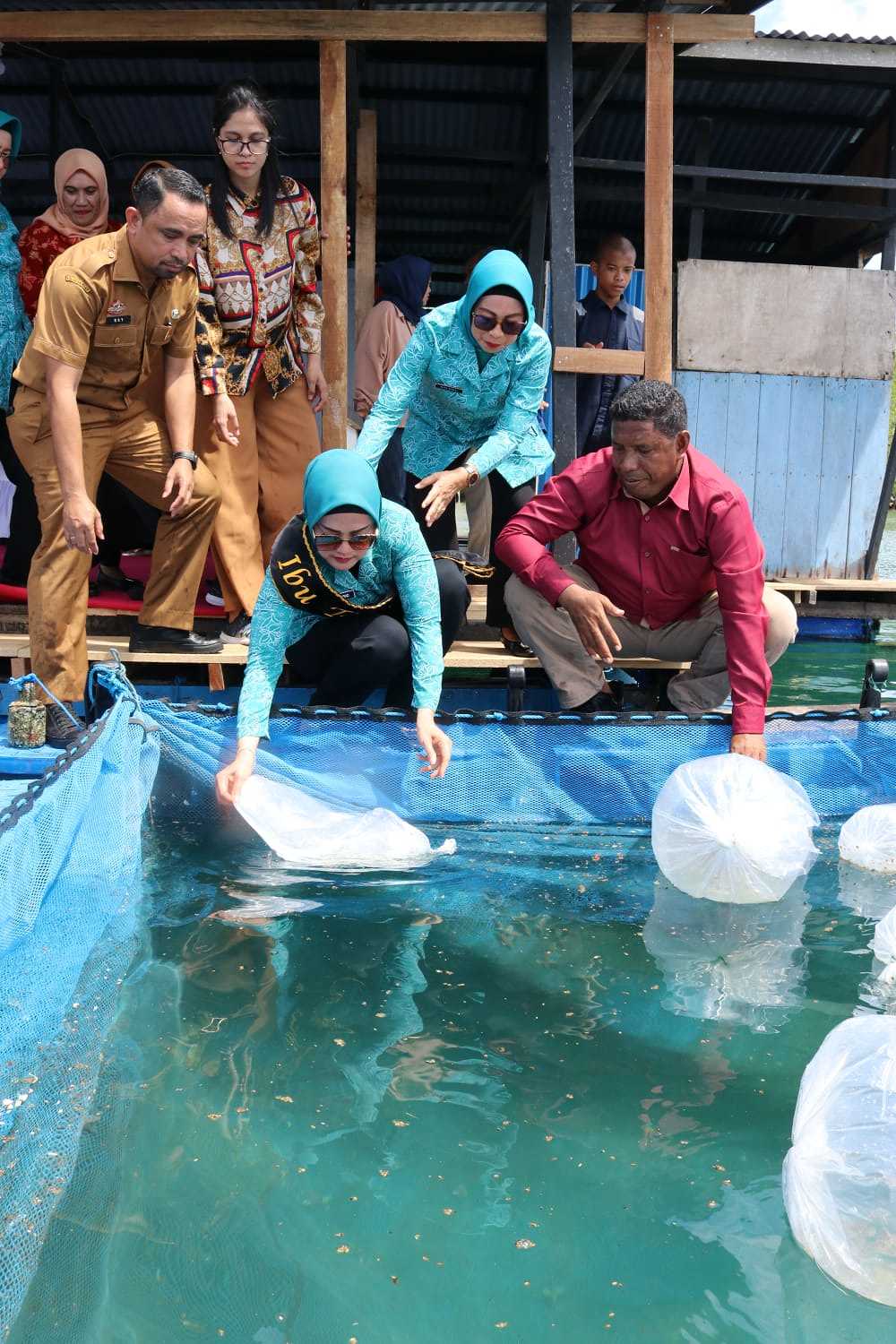 Ketua TP PKK Widya MI Panen Hasil Budidaya Ikan Di SUPM Waiheru,