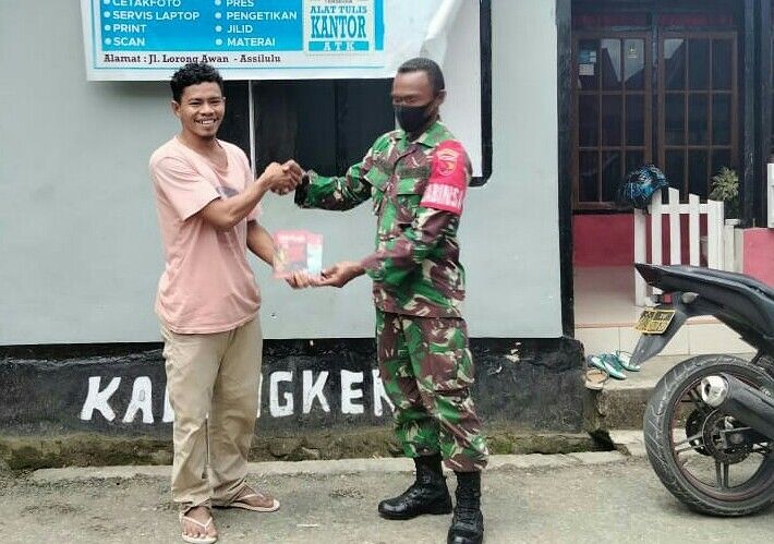 Kunjungi Walang Kelengkeng Asilulu, Babinsa Leihitu Berikan Bantuan Buku