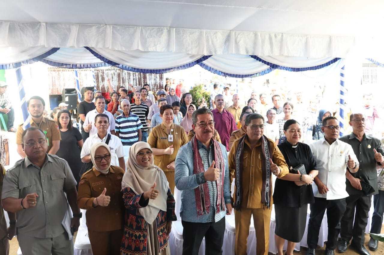 Gubernur Maluku Serahkan BSPS di Hative Kecil, 