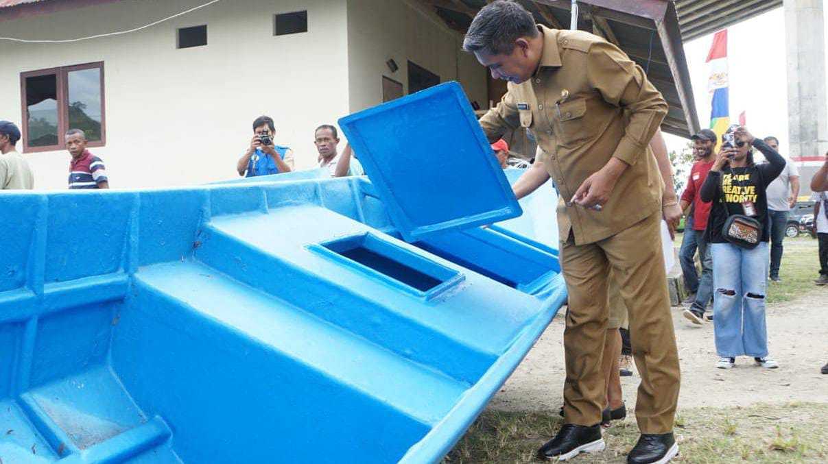 Pemkot Ambon Berikan Bantuan Kepada 15 Kelompok Nelayan