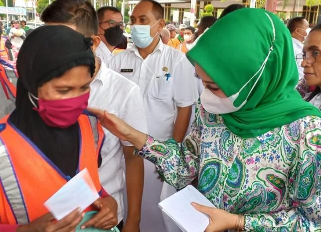 Widya Pratiwi Bagikan Zakat Fitrah Kepada 165 Petugas Kebersihan Kota Ambon