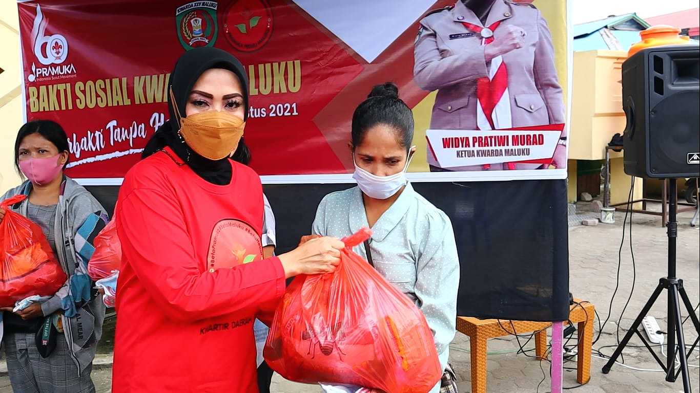 Widya Bagi 100 Sembako kepada Warga Kota Ambon