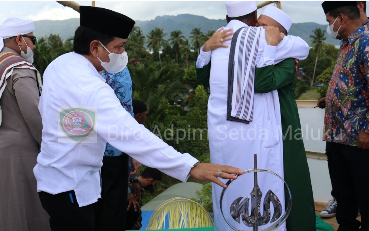 Plh Sekda Maluku Tandatangani Prasasti Peresmian Masjid Al-Ikhlas Hamid BSA, Negeri Laha 