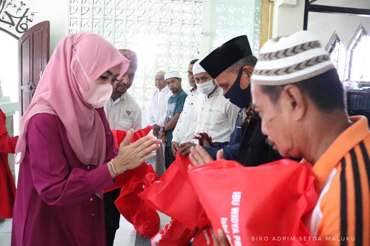 Isteri Gubernur Widya Pratiwi Kembali Bagi-Bagi Sembako Untuk Pengurus Masjid di Kota Ambon