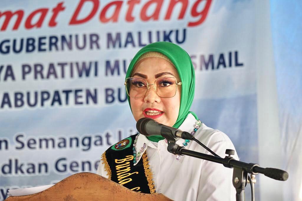 WIDYA KUNJUNGI RUMAH LITERASI DESA LAMAHANG - BURU