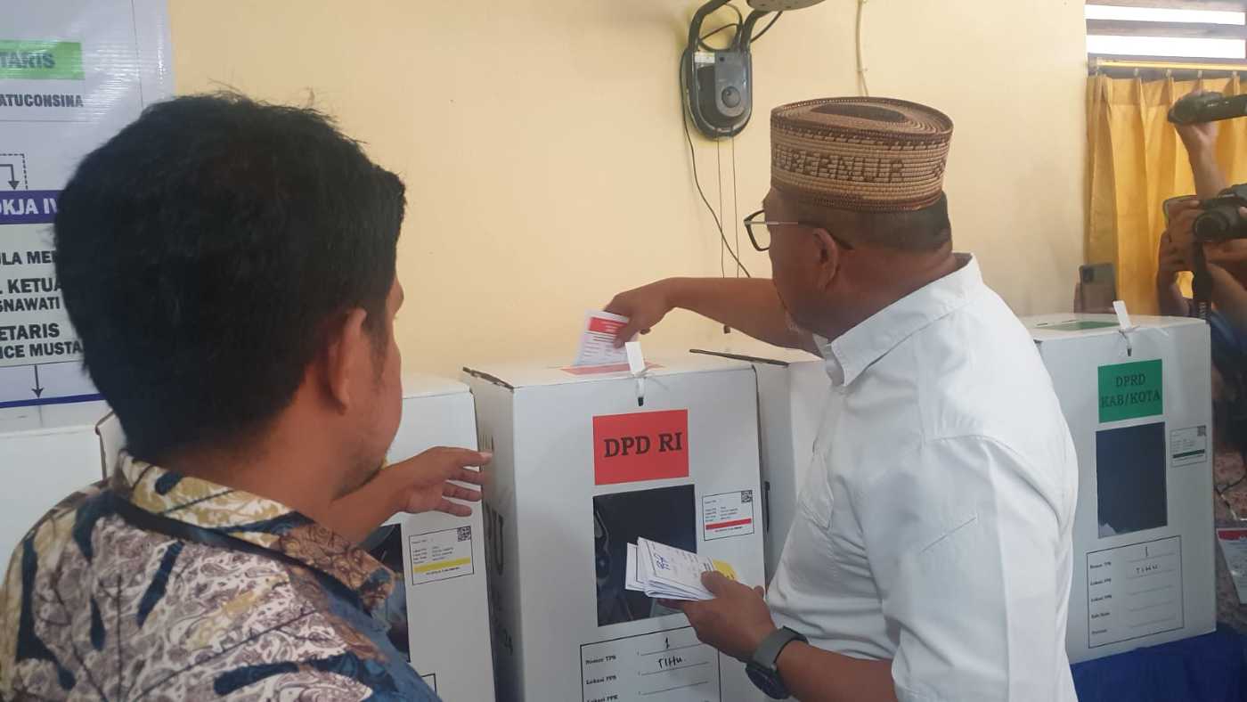 GUBERNUR GUNAKAN HAK PILIH DI TPS 01 KELURAHAN TIHU